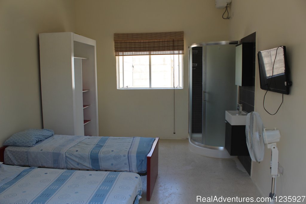 Twin Ensuite Shower Room | English Courses in your Teacher's Home by the Sea | Image #5/23 | 