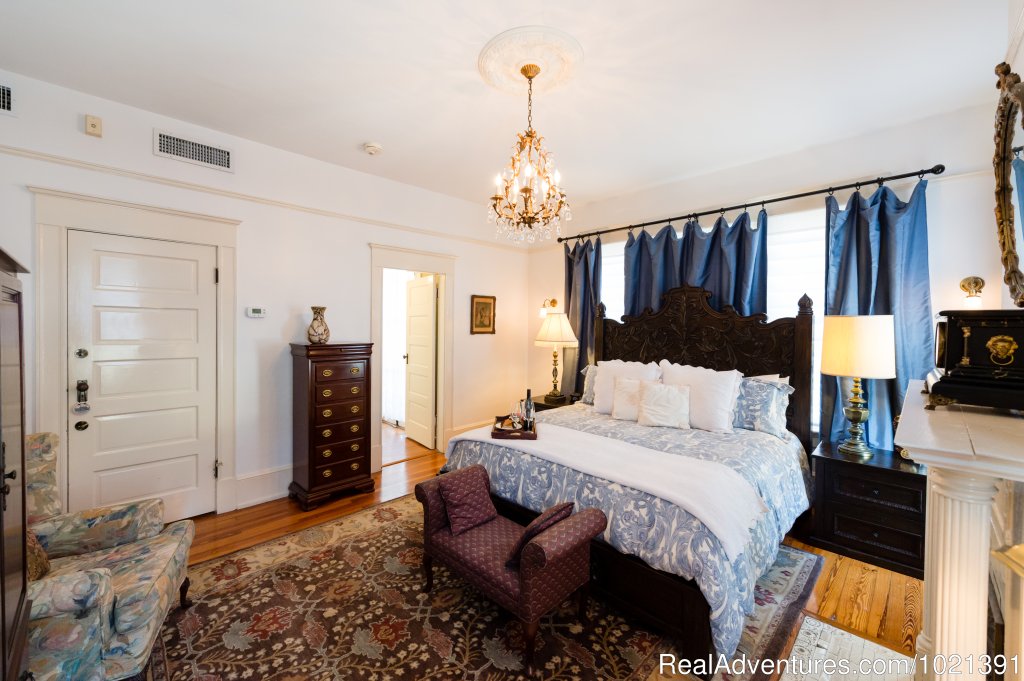 Room 9 - Hoyt Suite | Hoyt House Bed and Breakfast | Image #10/16 | 