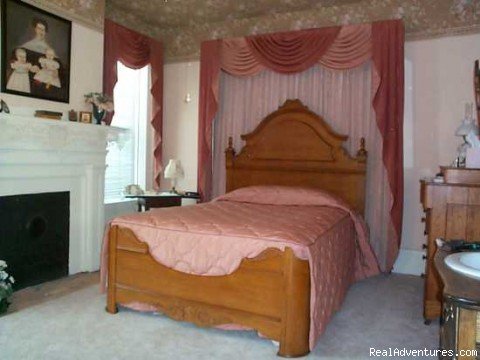 Alyce's Room | Munro House Bed & Breakfast and Spa | Image #2/10 | 
