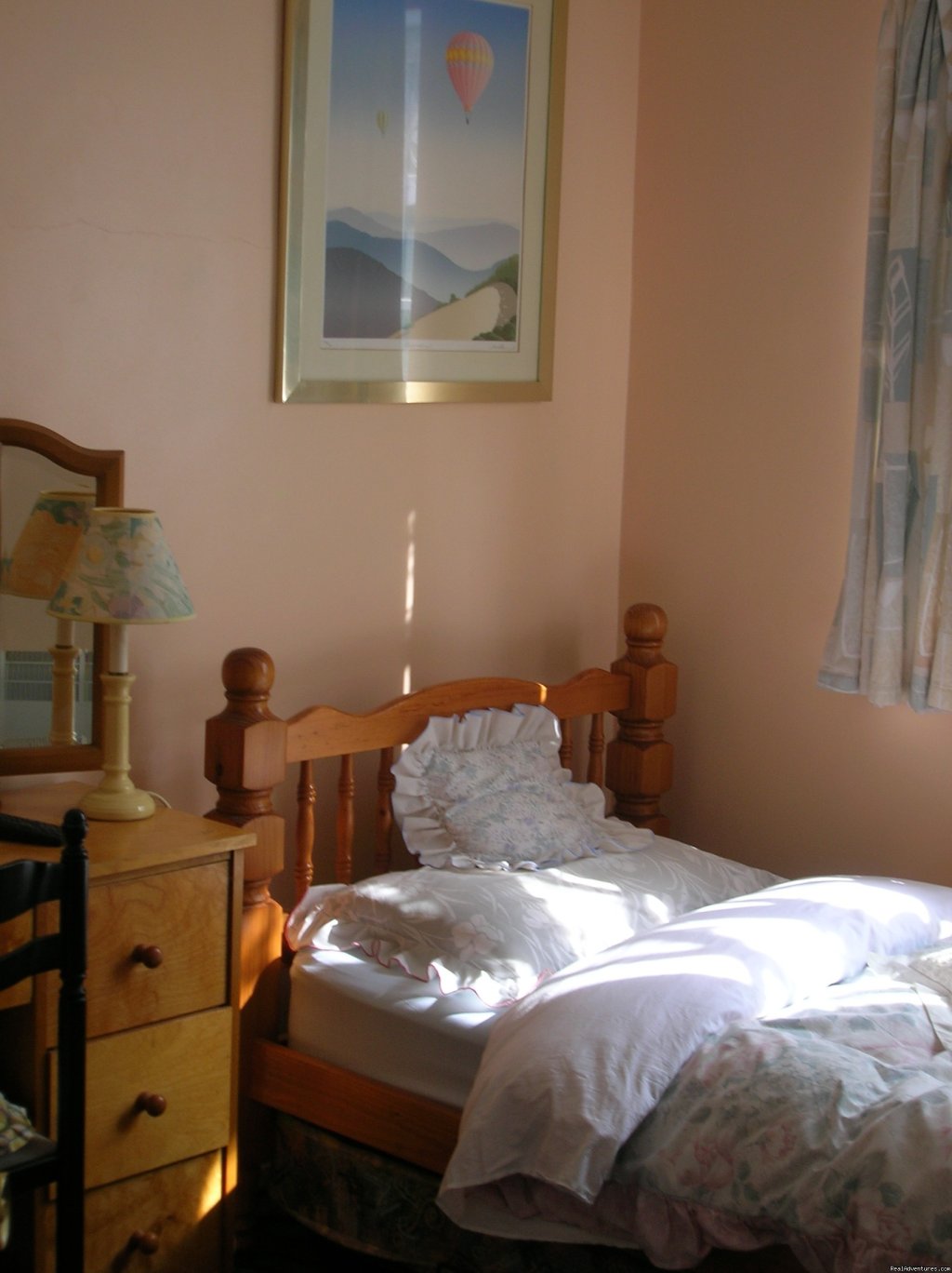 Single room with private shower and wash | Beautiful Guest house / b&b near Gatwick airport | Image #3/7 | 
