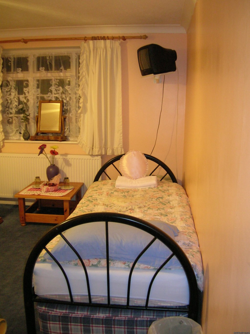 Single Room with private shower and wash | Beautiful Guest house / b&b near Gatwick airport | Image #4/7 | 