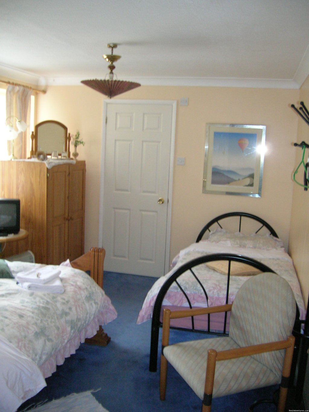 Family room sleeps upto 5 persons | Beautiful Guest house / b&b near Gatwick airport | Image #6/7 | 