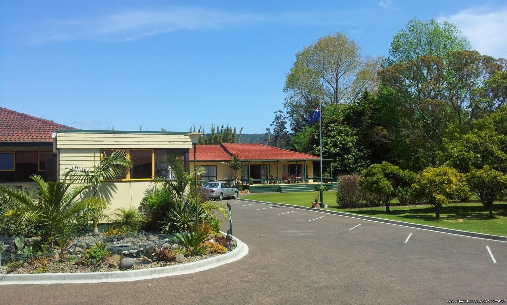 Aotearoa Lodge, side view | Aotearoa Lodge & Tours for relaxed homely ambience | Image #6/8 | 