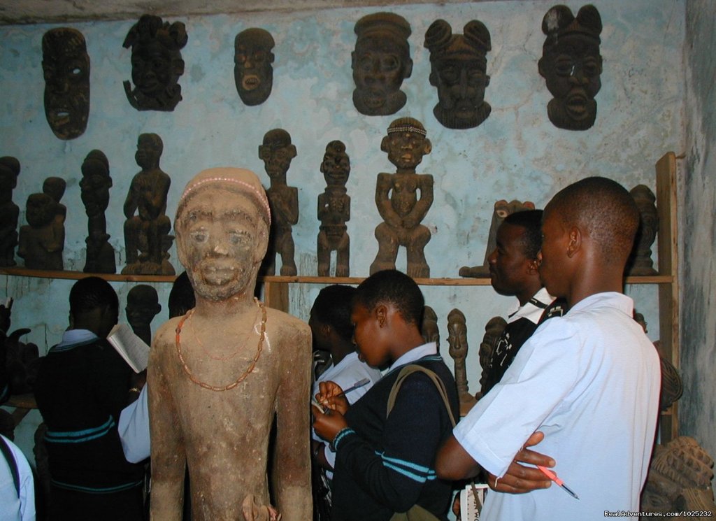 Mus'Art Gallery, Out of Classroom Learning Experience | Mus'Art Gallery: Grass-fields Arts Museum Cameroon | Image #18/24 | 