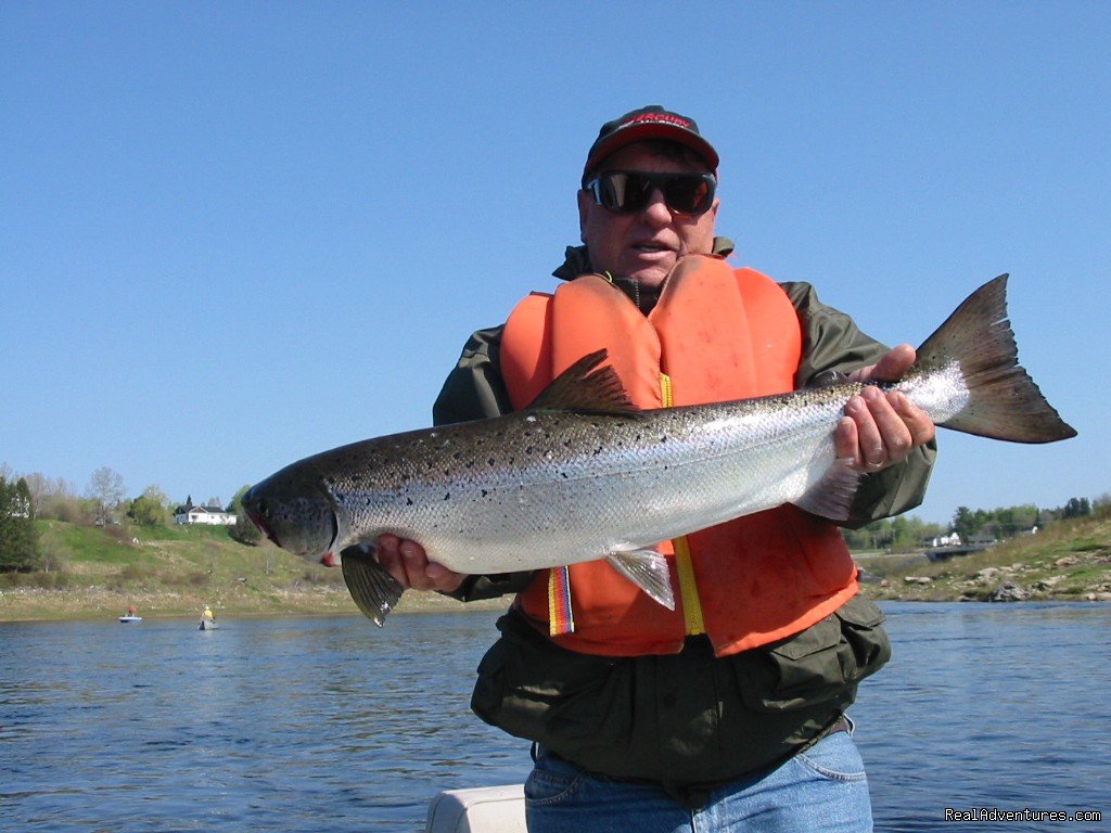 Guide Elvis with Summer Salmon | Fishing Atlantic Salmon | Image #14/23 | 
