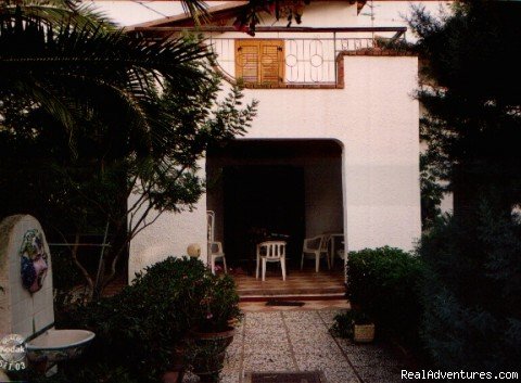 Garden and front view | House in Palermo Villa Imperato, sea & archaeology | Image #4/18 | 