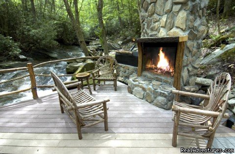 Creekside outdoor fireplace (Slippery Rock) | Creekside luxury log cabins in the Smokies | Image #10/17 | 