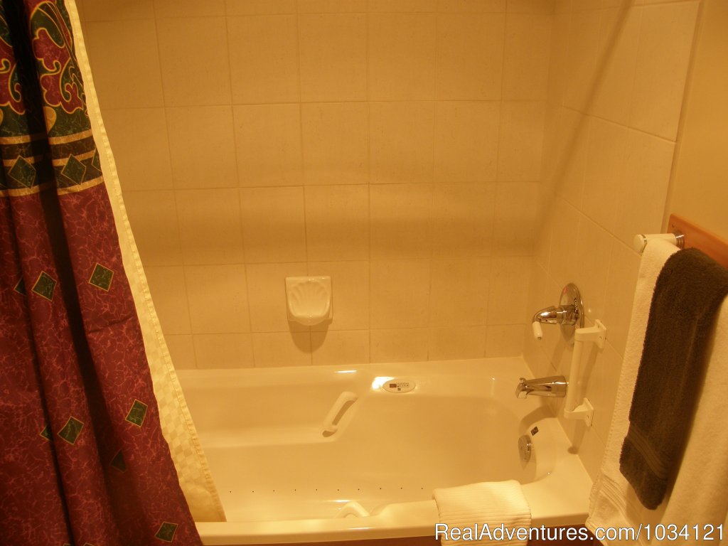 Ultra-spa jetted massage bathtub. | Cedar Wood Lodge Bed & Breakfast Inn | Image #19/26 | 