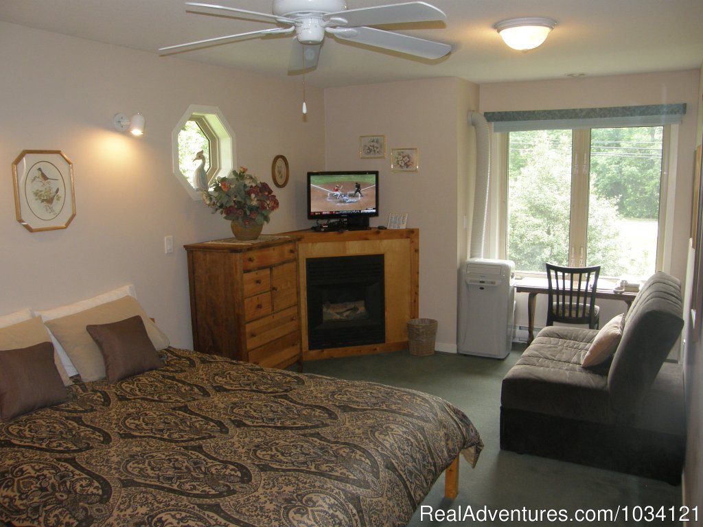 Guestroom 4 | Cedar Wood Lodge Bed & Breakfast Inn | Image #15/26 | 
