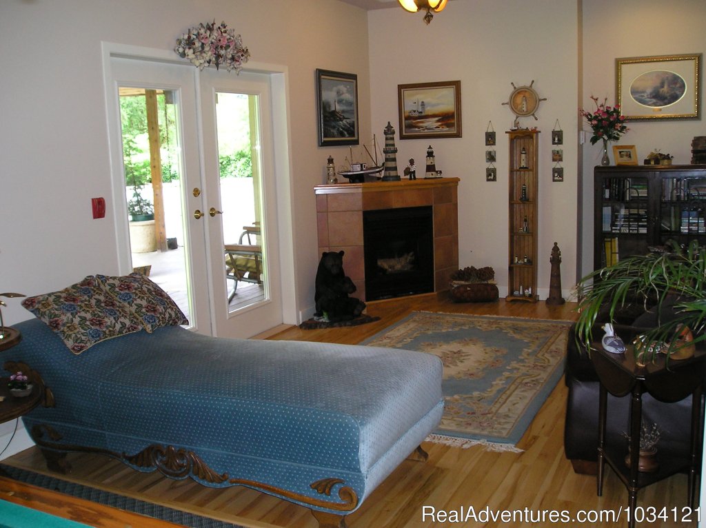 Comfortable and cozy guest commons area. | Cedar Wood Lodge Bed & Breakfast Inn | Image #7/26 | 