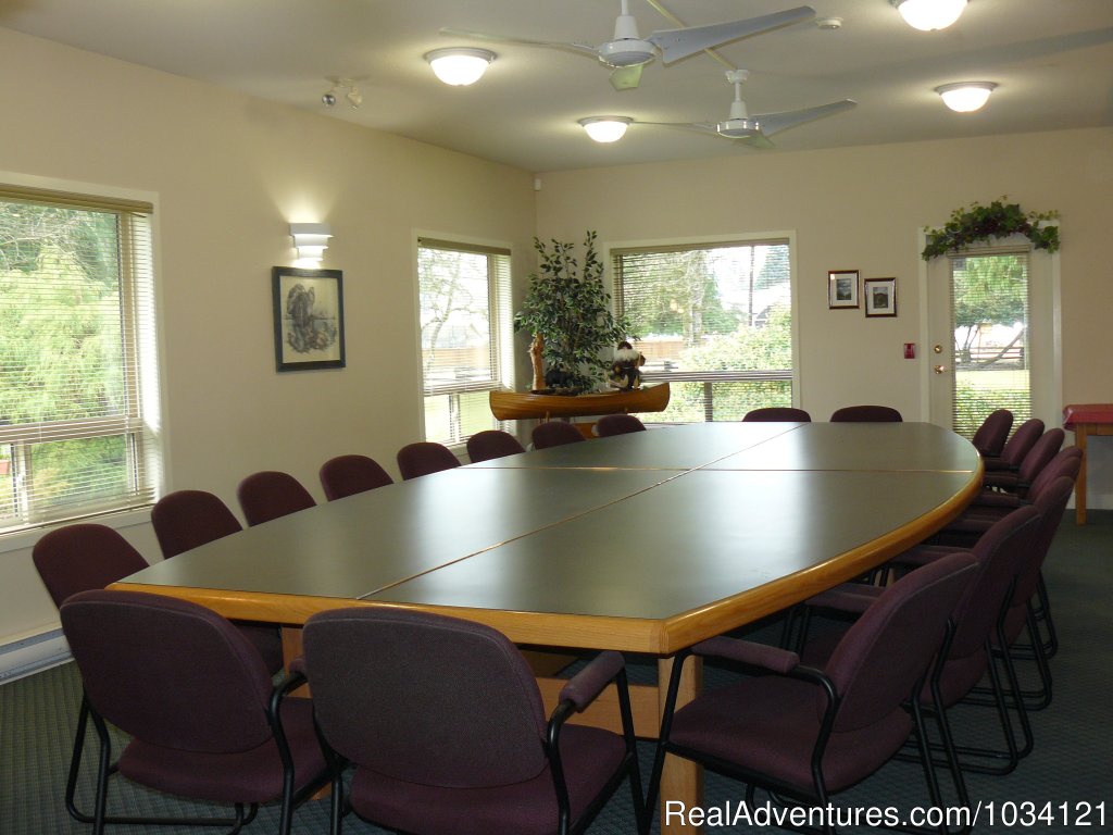 Meeting room facilities for up to 25 guests. | Cedar Wood Lodge Bed & Breakfast Inn | Image #11/26 | 