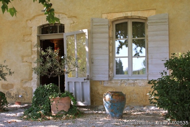 Ambiance at the entrance La Garance en Provence | Charming Holidays Rental & Guest House | Image #20/22 | 