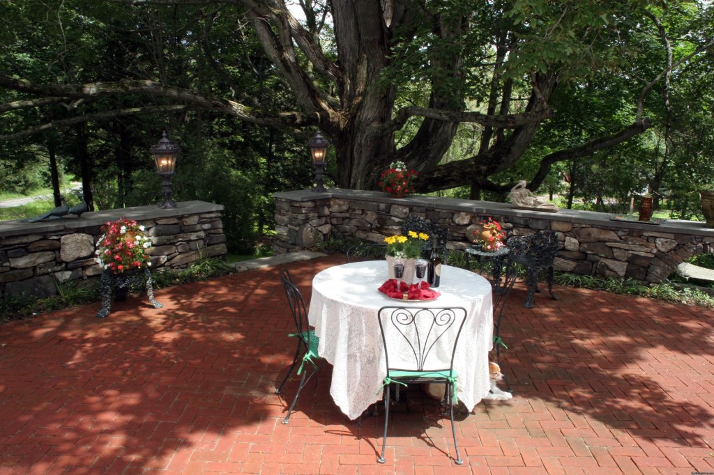 The Victorian Courtyard | Romance and Retreats at Mountain View Inn | Image #2/3 | 