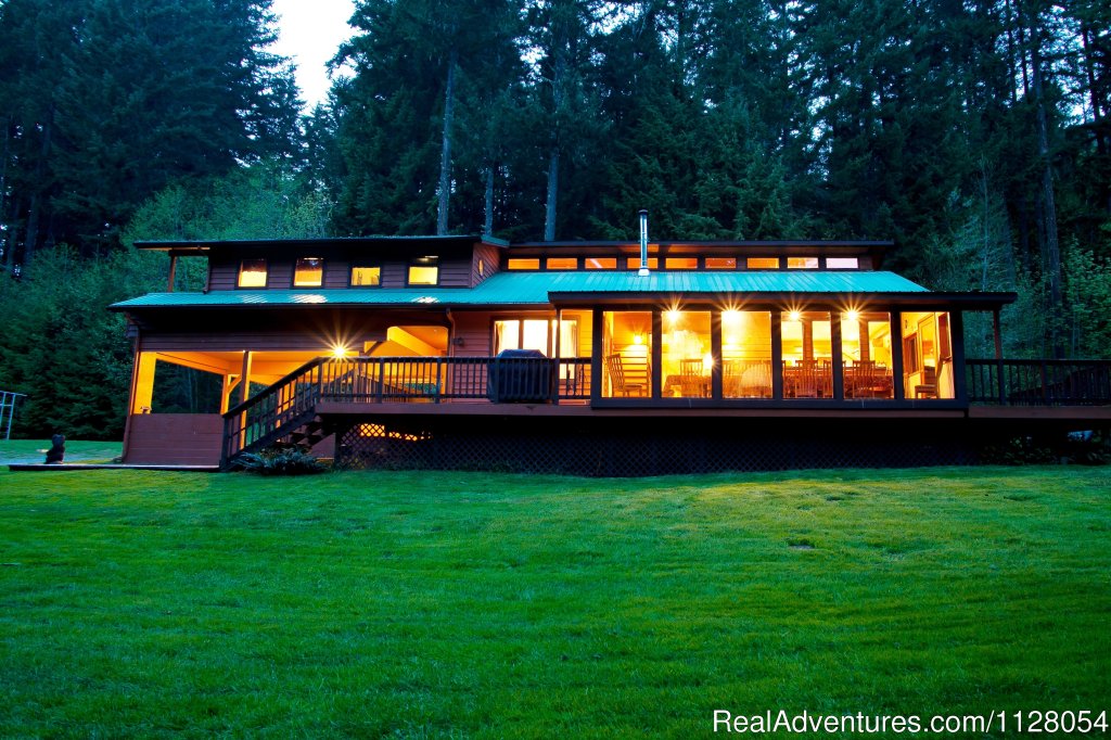 Dancing Bear Lodge | Luxury Cabins w/hot tubs, fire pit - Mt. Rainier | Image #9/26 | 