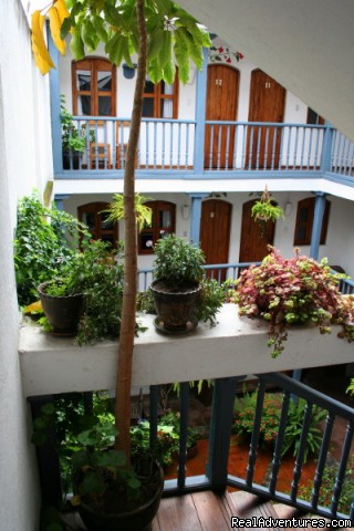 Hostal Dona Esther Otavalo: inner courtyard and rooms