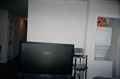 Large HDTV w/Satellite and Laundry