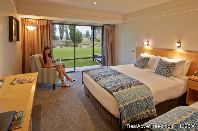 Edgewater Resort & Apartments: Aerial View of Edgewater Resort and Lake Wanaka