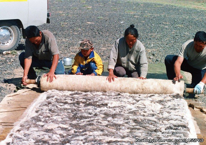 Rolling up new felt | Discover Gobi desert with Idre's tour in Mongolia. | Image #11/25 | 