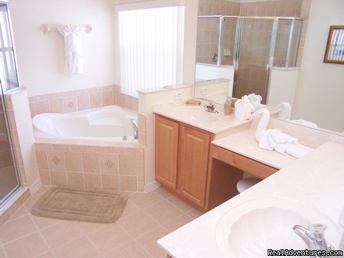 MASTER BATHROOM | Fantastic Family House To Rent Davenport Orlando | Image #8/17 | 