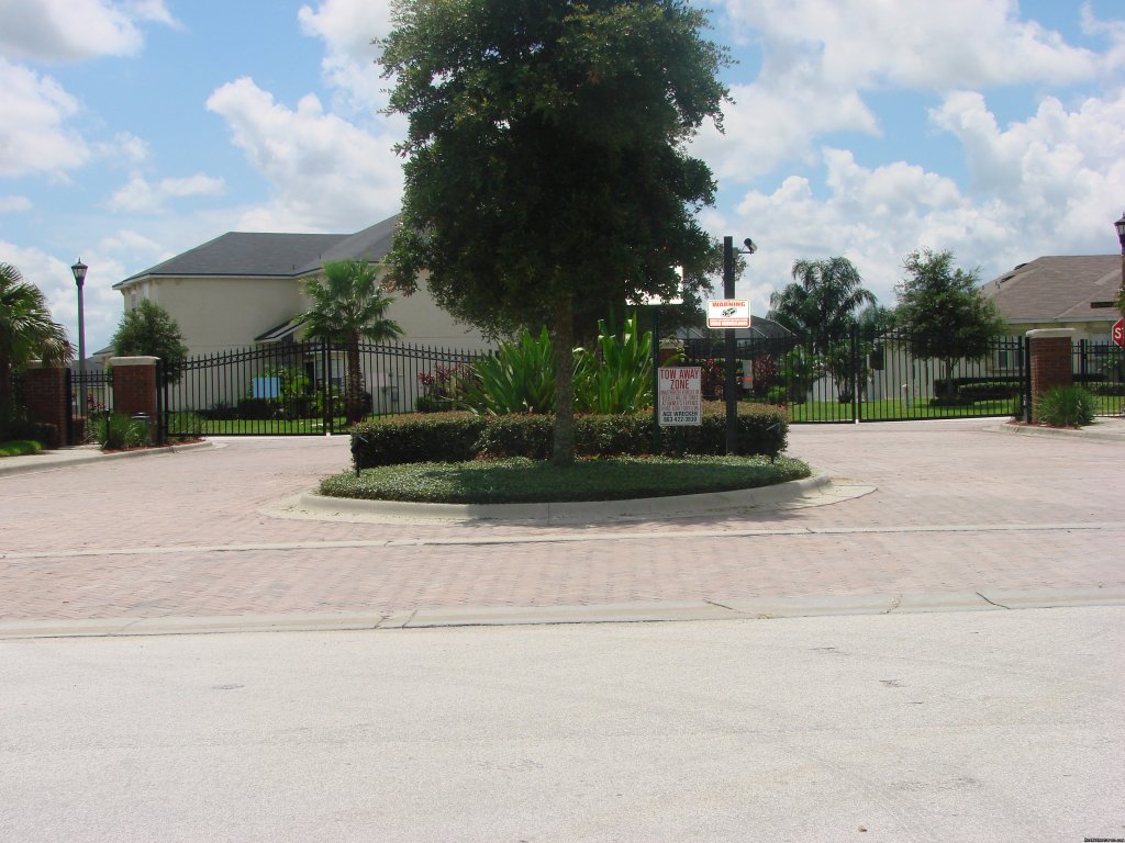 THE MANOR ENTRANCE WITH ELECTRIC GATES | Fantastic Family House To Rent Davenport Orlando | Image #3/17 | 