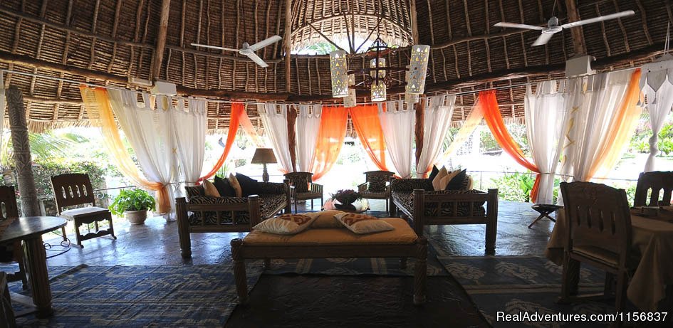 Lounge | Romantic Kenya in Villa comfort and luxury | Image #7/22 | 