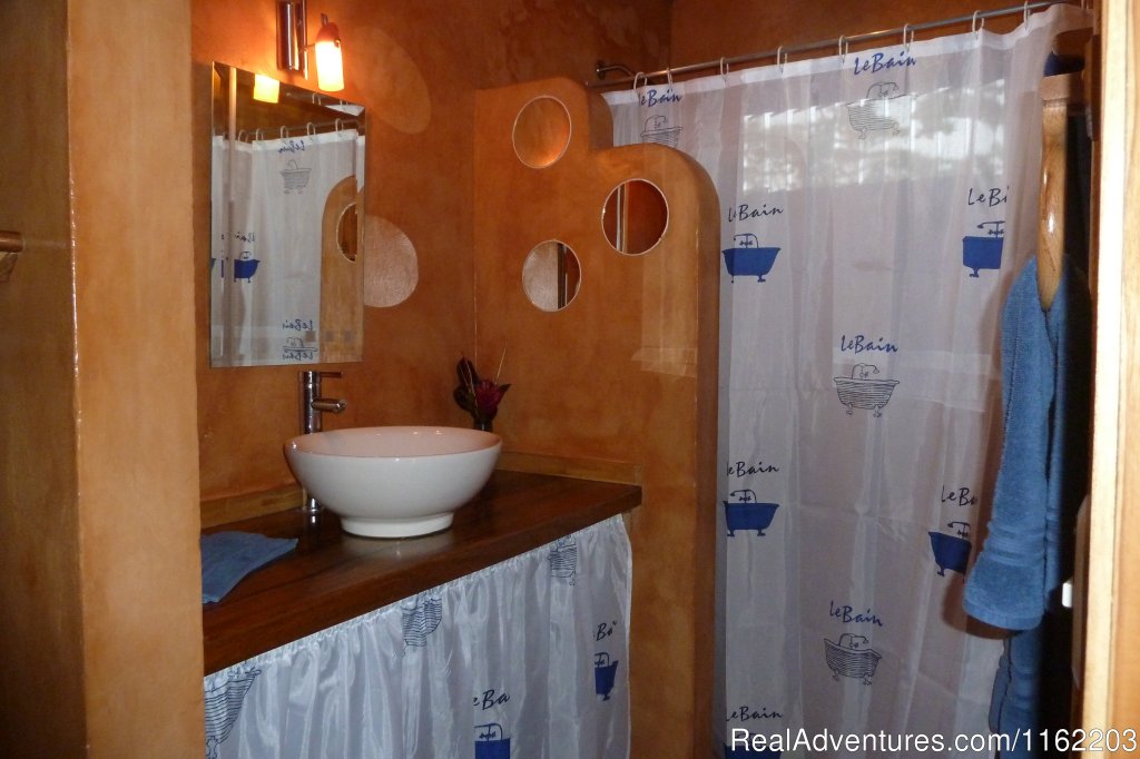 Bungalow Deluxe - Bathroom | Hotel Sueno Celeste, your B&B close to Rio Celeste | Image #20/24 | 