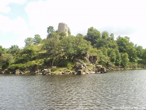Relaxing B & B with pool in the Creuse: the ancient chateau ruins at Crozant