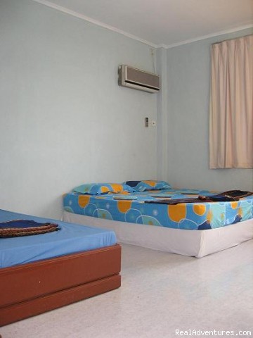 Borneo Global Sipadan Backpackers (Semporna): Air Con Triple Room Ensuite Bathroom