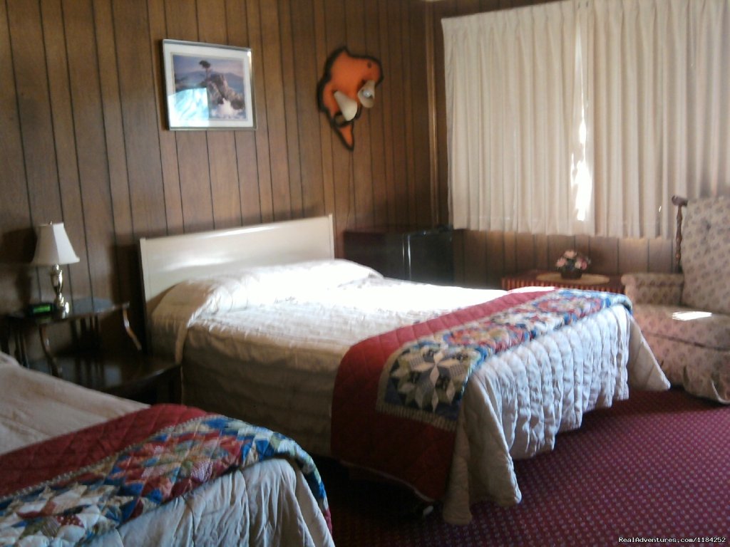 Regular Sleeping room that can connect to kitchenette. | Mar Mar Resort, Tackle Shop & Big Phil's Guide's | Image #7/9 | 