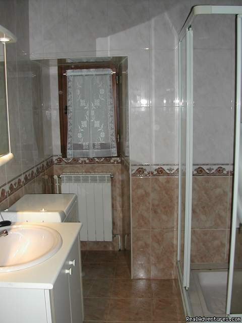 shower room 2 | Tranquil Pyreneean retreat in the Basque Country | Image #10/14 | 