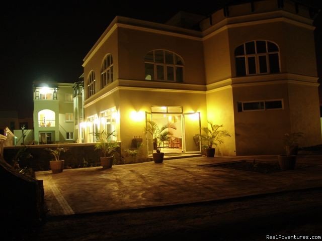 Villa Narmada Ext at night2 | Selfcatering luxuous hotelrooms near the beach  | Image #4/10 | 