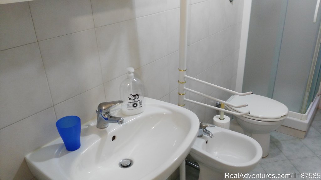 Bathroom with toilette, shower and bidet | Trionfal Apartment | Image #6/13 | 