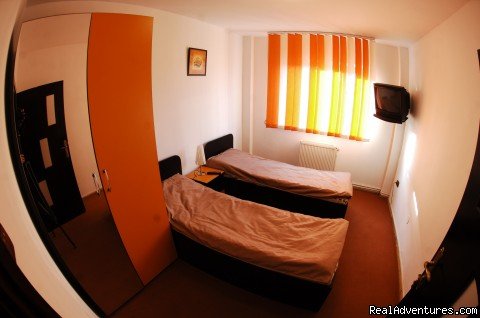 Vlaicu 4 rooms apartment - orange room | Quiet,  friendly and cheap accommodation in Brasov | Image #7/16 | 