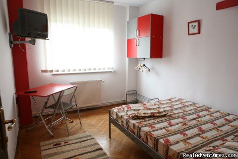 Vlaicu 4 rooms apartment - red room | Quiet,  friendly and cheap accommodation in Brasov | Image #10/16 | 