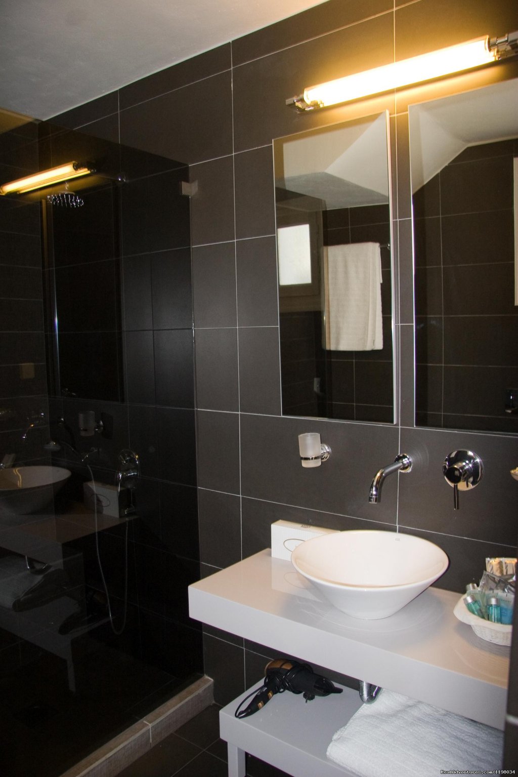Bathroom | Romantic Luxury Getaway in Mykonos | Image #19/22 | 