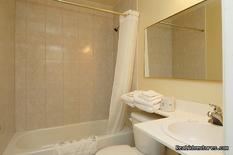 bathroom | Niagara Lodge & Suites, Lundy's Lane, Niagara Fall | Image #8/14 | 