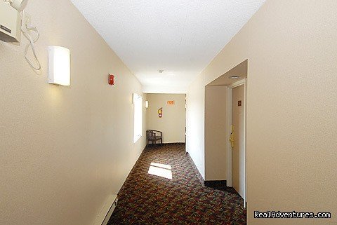 hallway interiors | Niagara Lodge & Suites, Lundy's Lane, Niagara Fall | Image #11/14 | 