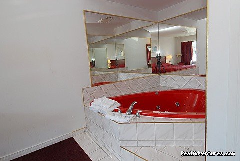 king size bed whirlpool | Niagara Lodge & Suites, Lundy's Lane, Niagara Fall | Image #12/14 | 