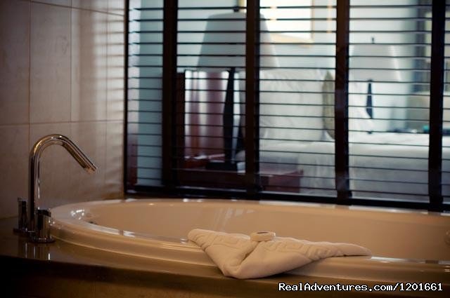Bathroom | Newstead Belmont Hills Golf Resort & Spa | Image #8/11 | 