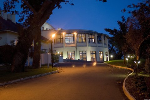 Ballyroe Heights Hotel at night