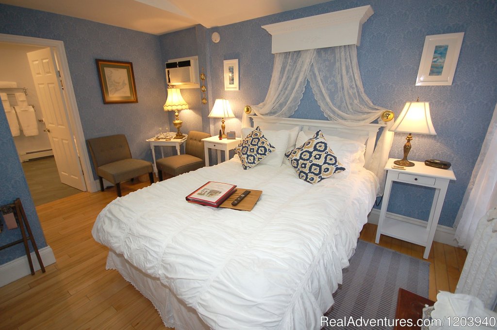 Upscale accommodations at Charlotte's Rose Inn | Image #3/7 | 