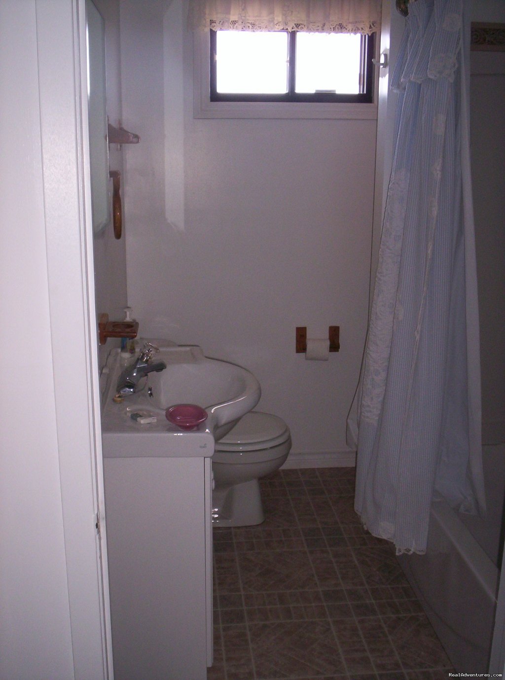 3 Bedroom Cottage - Bathroom | Warren's Beachfront Cottages | Image #16/23 | 