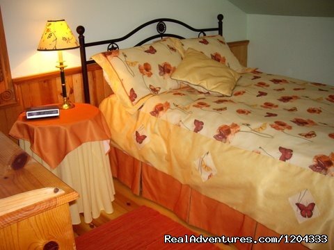 Queen Bedroom in loft | Morning Mist Sanctuary & Spa | Image #11/17 | 