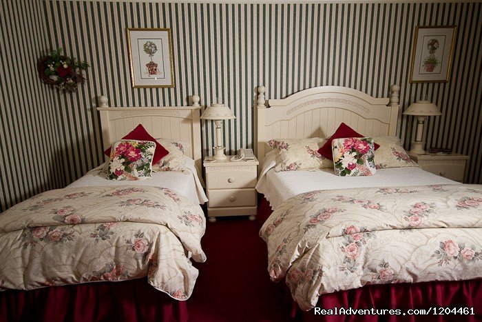 Victoria's Historic Inn, Cranberry Room | Victoria's Historic Inn and Carriage House B&B | Image #14/15 | 