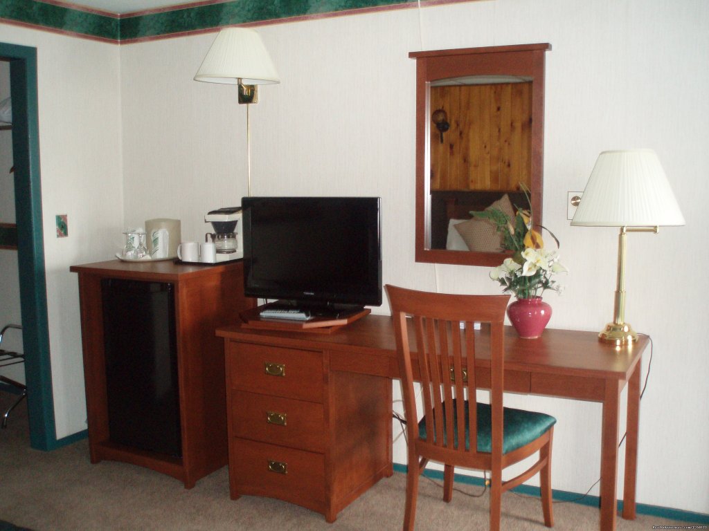 Motel Room - King Room | Cove Motel & Mariner Dining Room | Image #8/15 | 