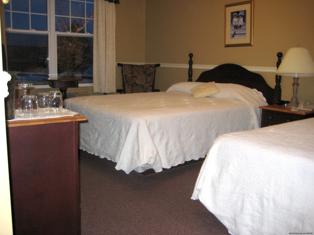 Contemporary Hotel Room | Accommodation in the heart of Baddeck | Image #8/11 | 