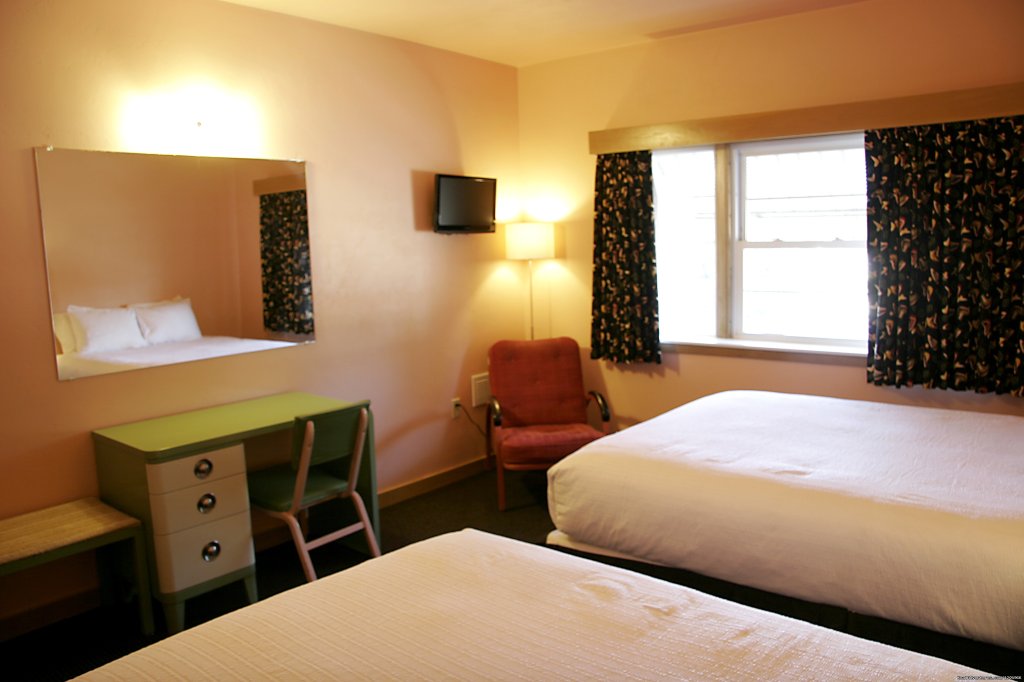 All rooms are equipped with positionable flatscreen TVs. | Holiday Music Motel | Image #13/20 | 