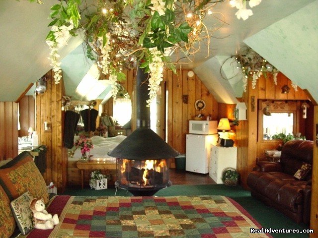 Enchanted Treehouse Suite | Lazy Cloud Inn | Image #3/4 | 