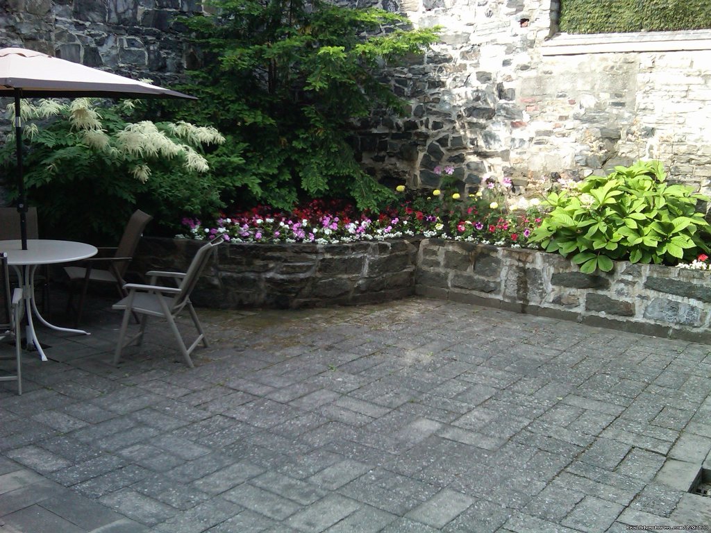 Courtyard garden | Old Quebec elegant small hotel | Image #6/6 | 