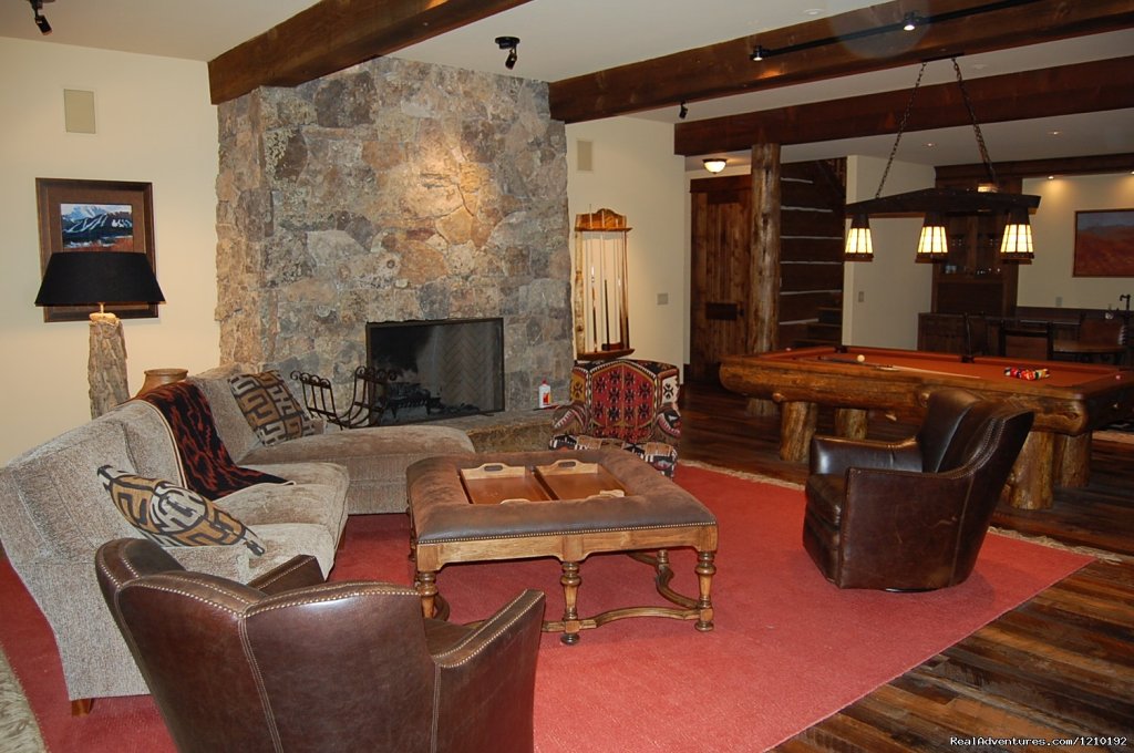 Family room | 492 Golf Course Circle Private home | Image #12/24 | 